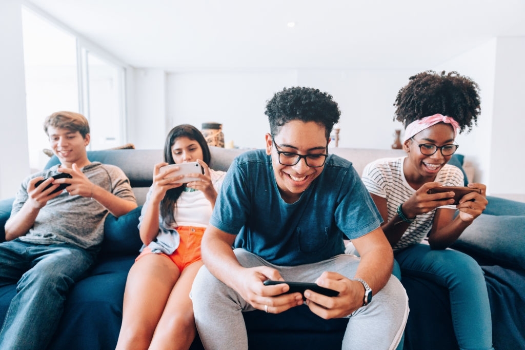 10 Great Mobile Games to Play with Friends in 2021 